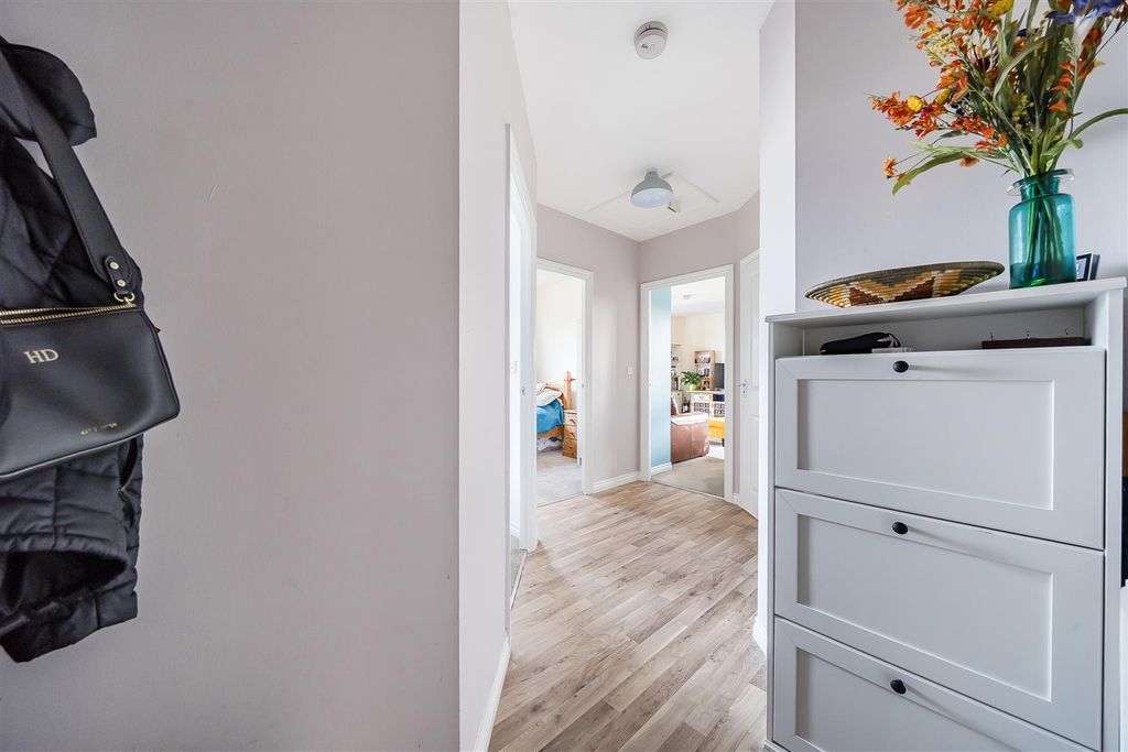 Property photo 2 of 12 1388194-11-6939682Ae456B.Jpg