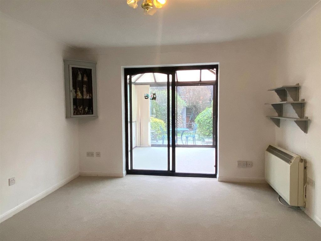 Property photo 3 of 10 Livingroom.Jpg