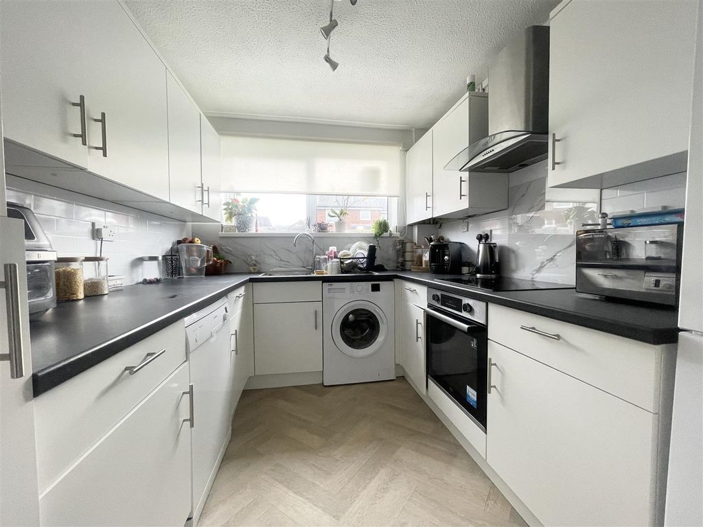 Property photo 2 of 11 Kitchen