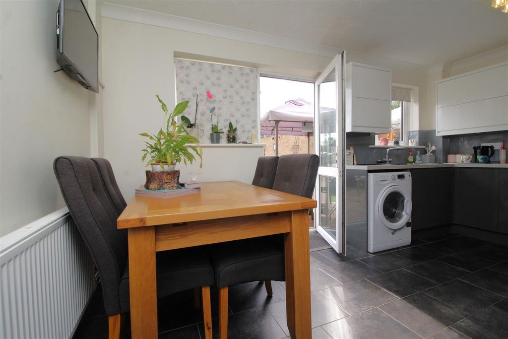 Property photo 3 of 11 Kitchen Diner .Jpg