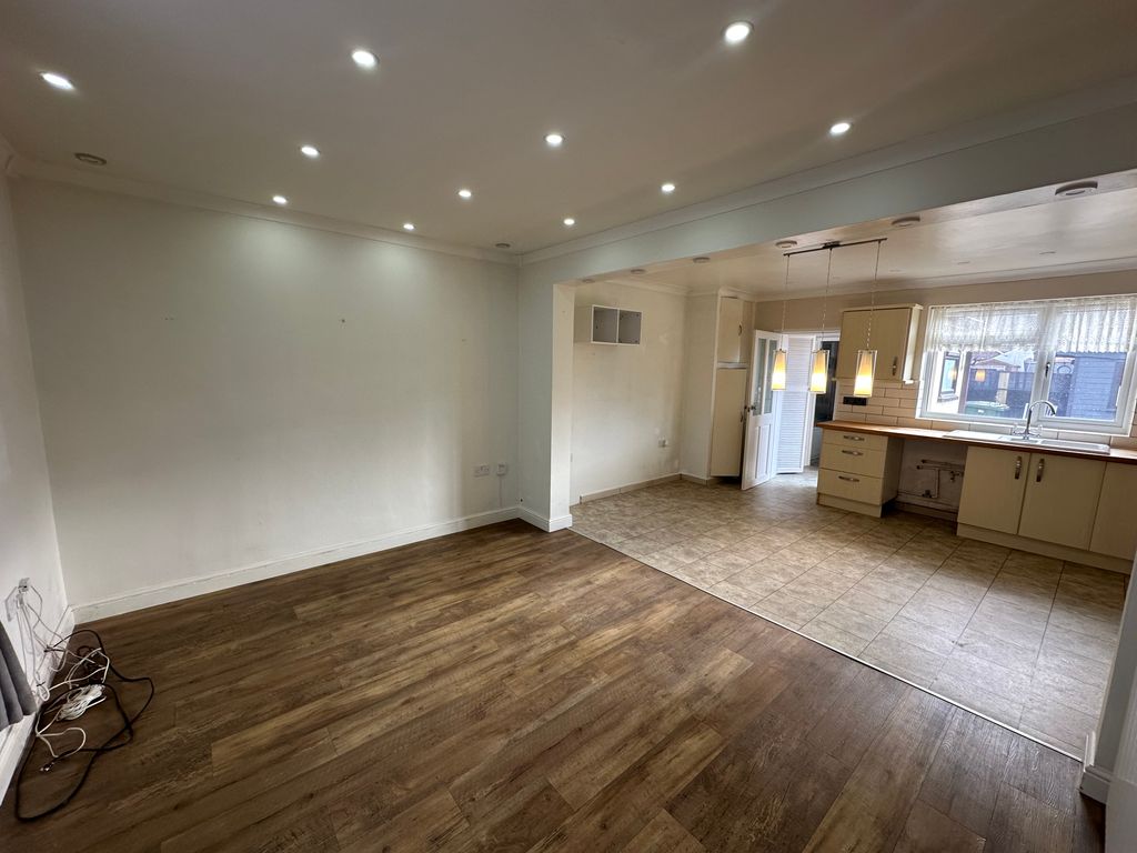 Property photo 3 of 11 Living Room