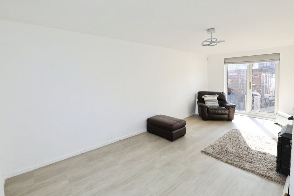Property photo 3 of 15 Lounge