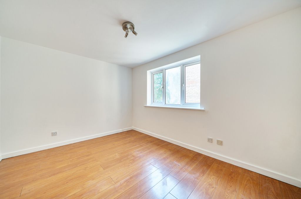 Property photo 2 of 11 1523129-1-6Aa9489...