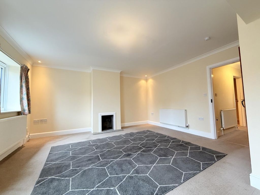 Property photo 3 of 10 Living Room