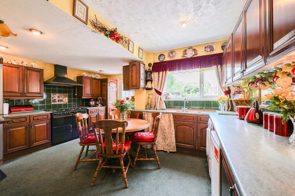 Property photo 3 of 23 Kitchen