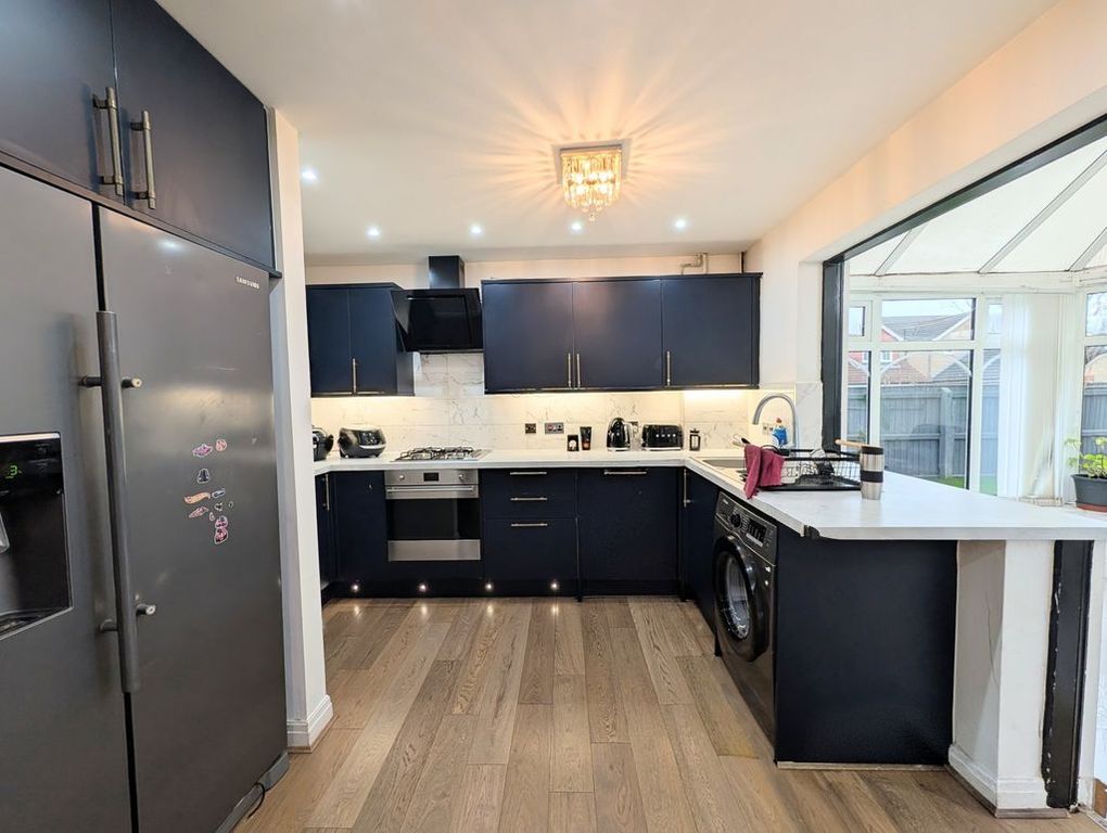 Property photo 3 of 25 Kitchen