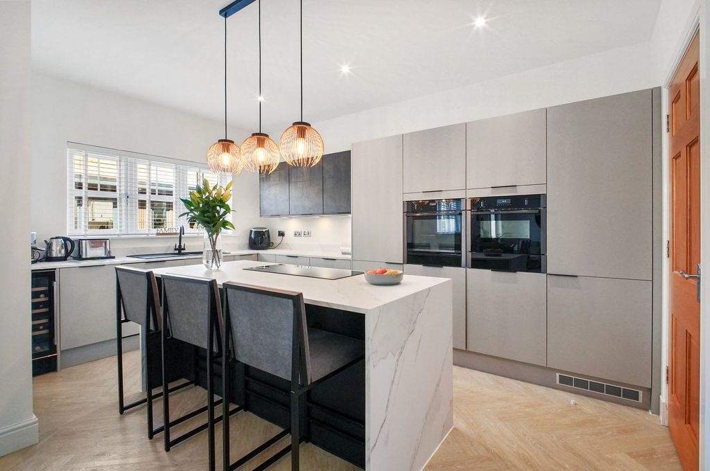 Property photo 2 of 35