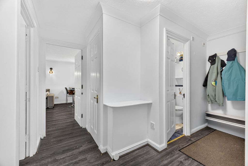 Property photo 3 of 11 Hallway