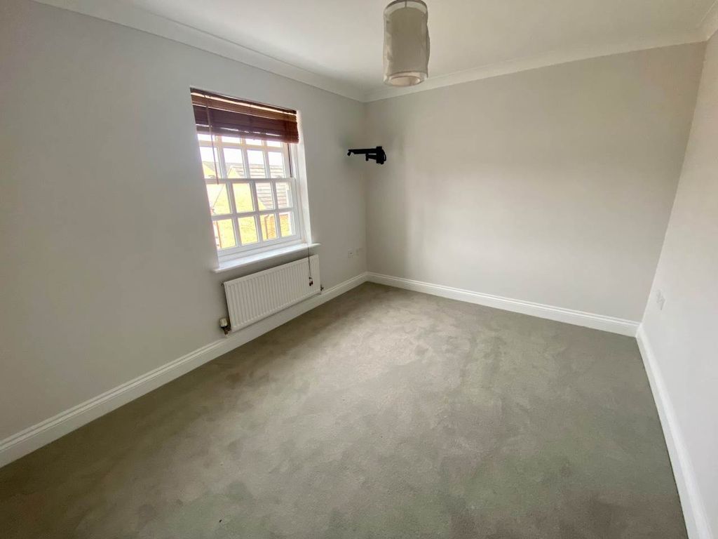 Property photo 3 of 11 Bed 1