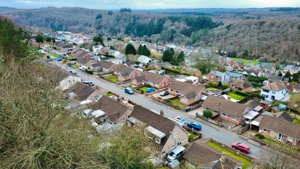 Property photo 2 of 20