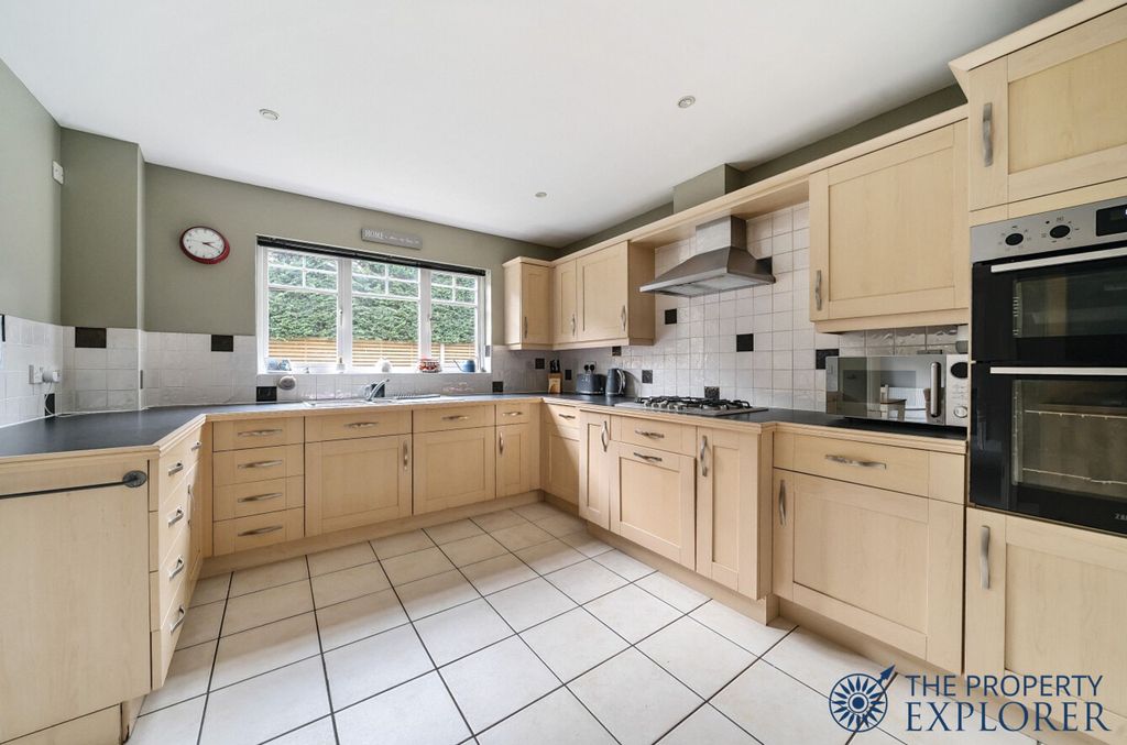 Property photo 2 of 27