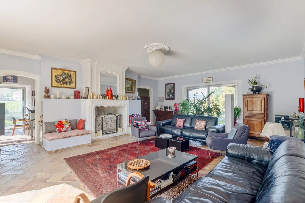 Property photo 2 of 27