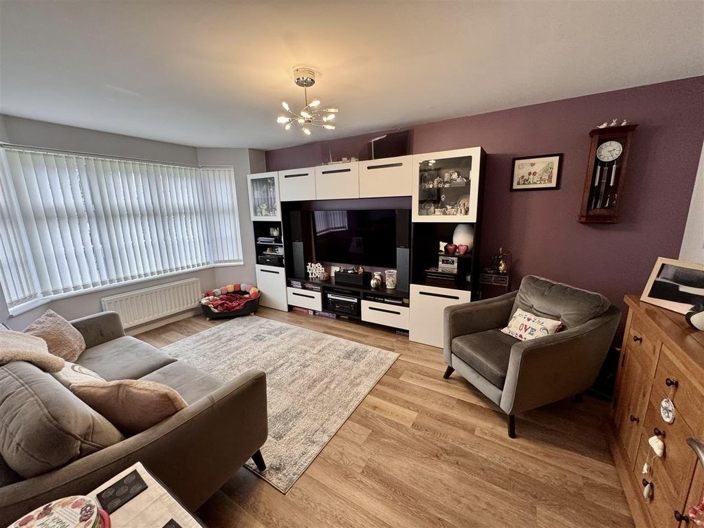 Property photo 3 of 13 Lounge