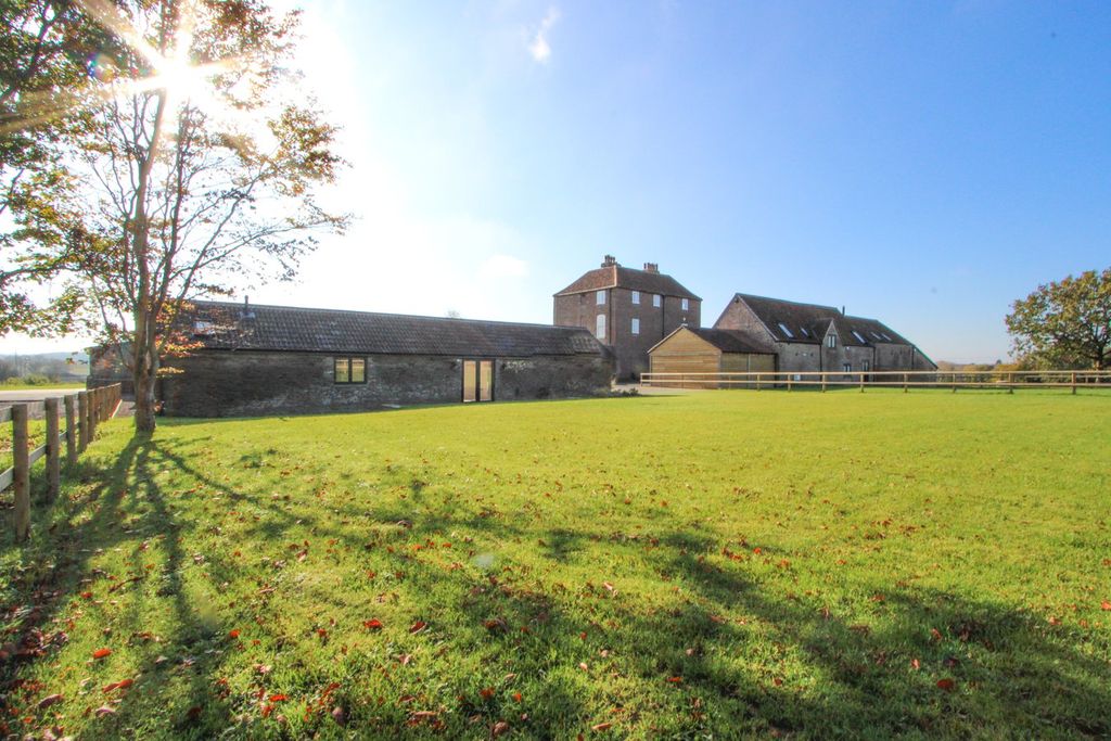 Property photo 2 of 28