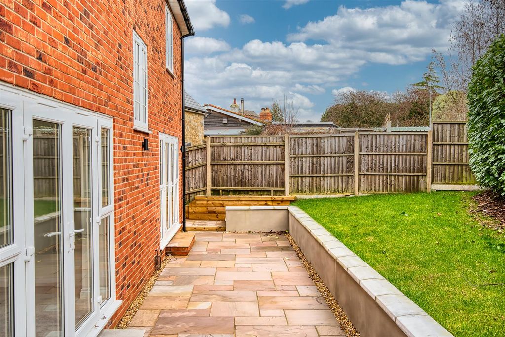 Property photo 3 of 9 Garden