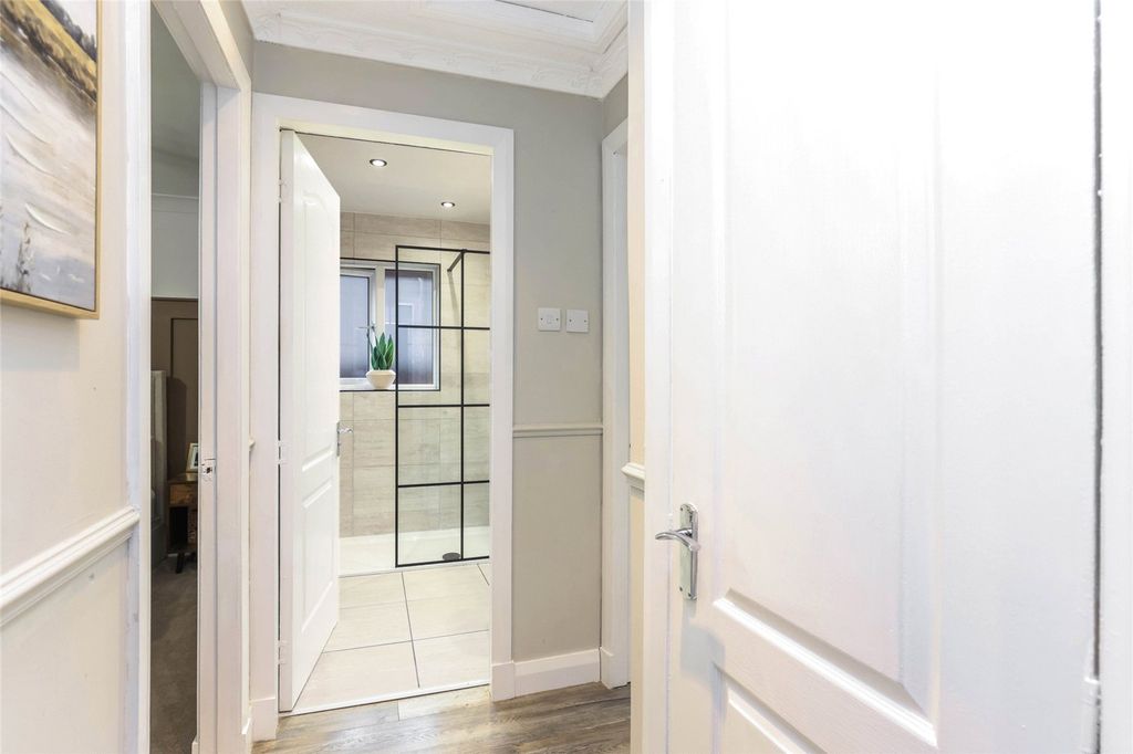 Property photo 3 of 20 Hall