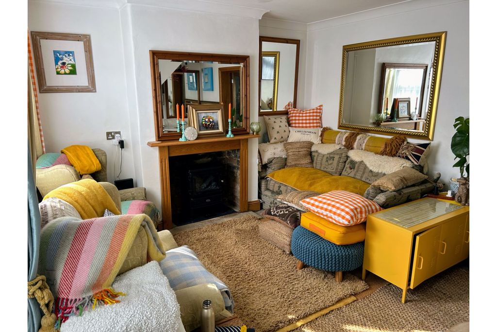 Property photo 3 of 26 Cottage Living Room