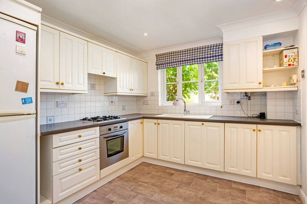 Property photo 3 of 10 Kitchen