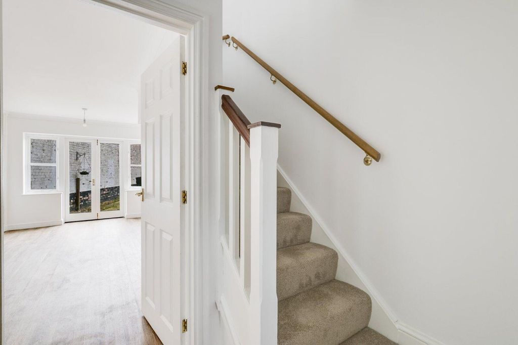 Property photo 2 of 9 Hallway