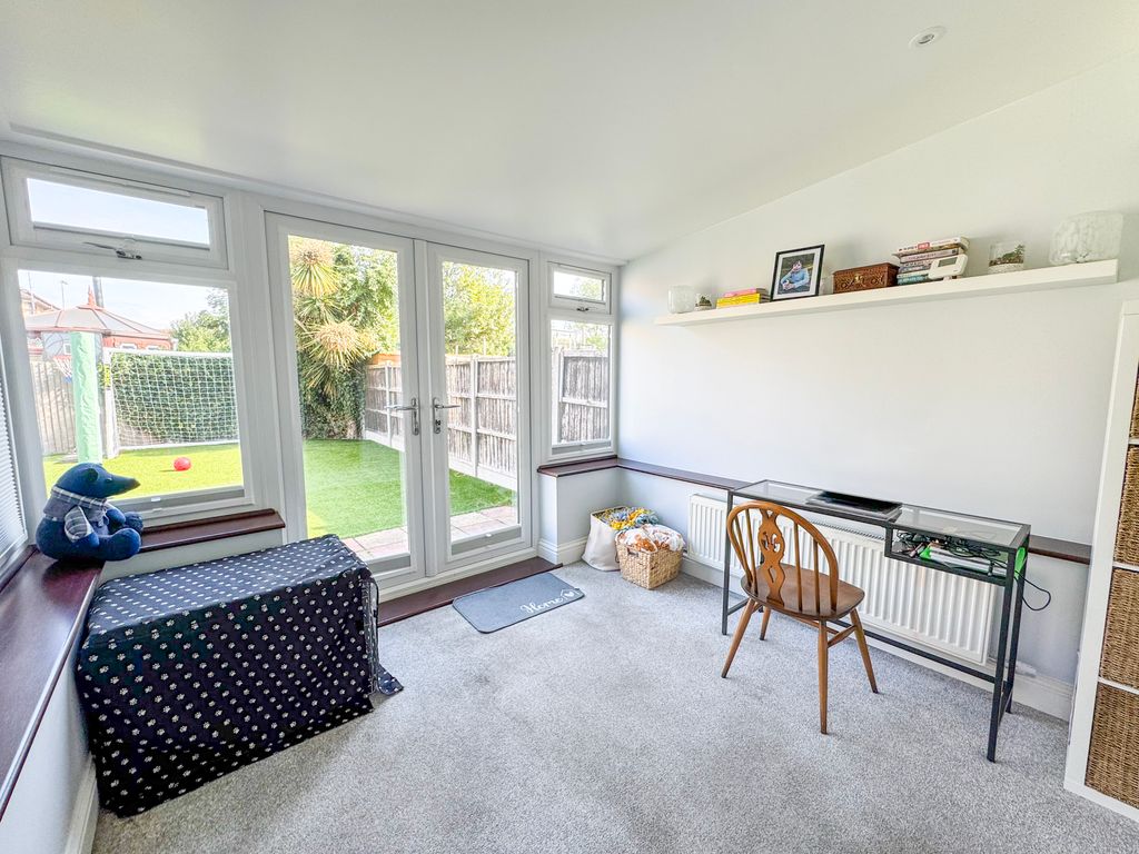 Property photo 3 of 18 Conservatory