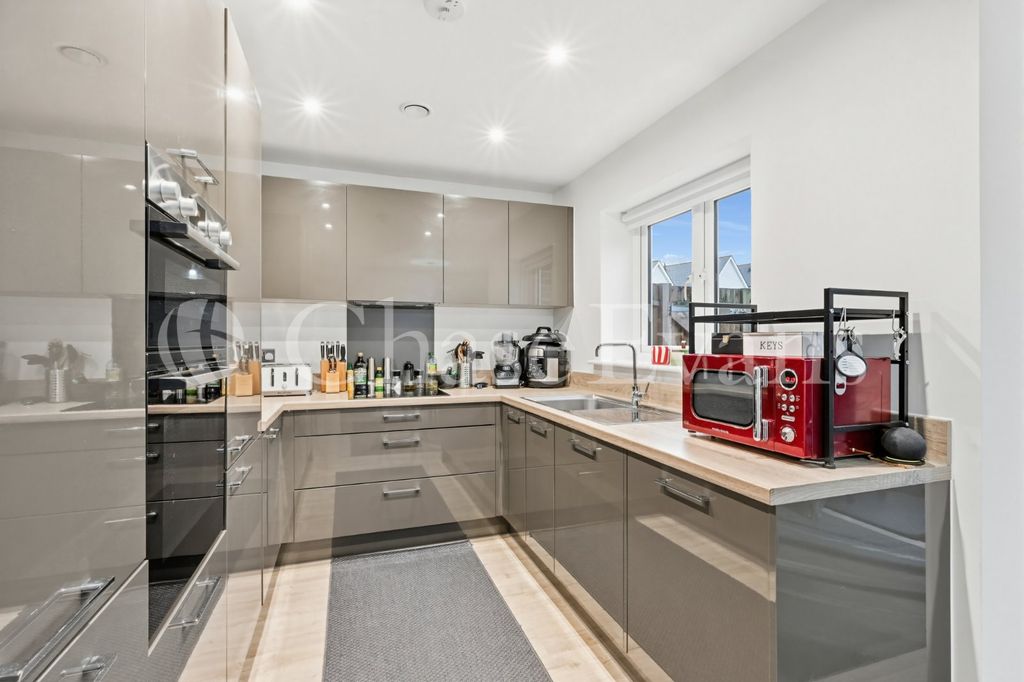 Property photo 2 of 12 Kitchen