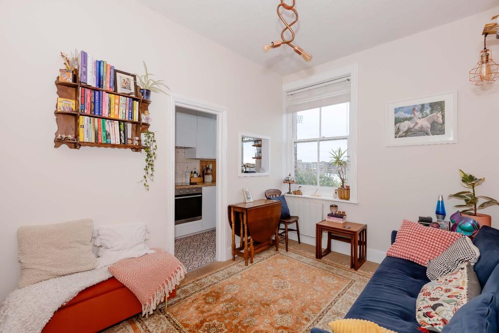 Property photo 2 of 12 Cromwell Rd_8.Jpg