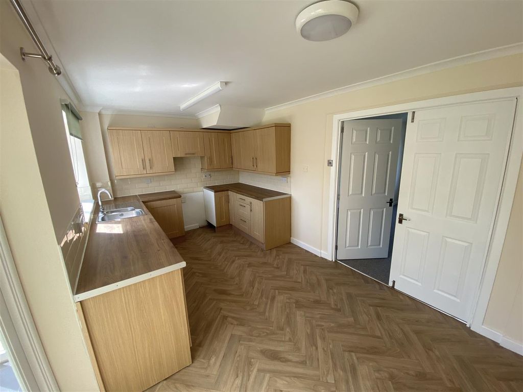 Property photo 2 of 19 Kitchen
