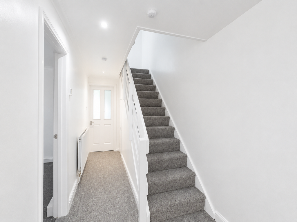 Property photo 2 of 11 Hallway