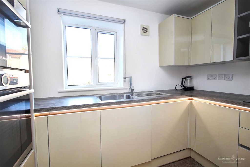 Property photo 2 of 12 Kitchen