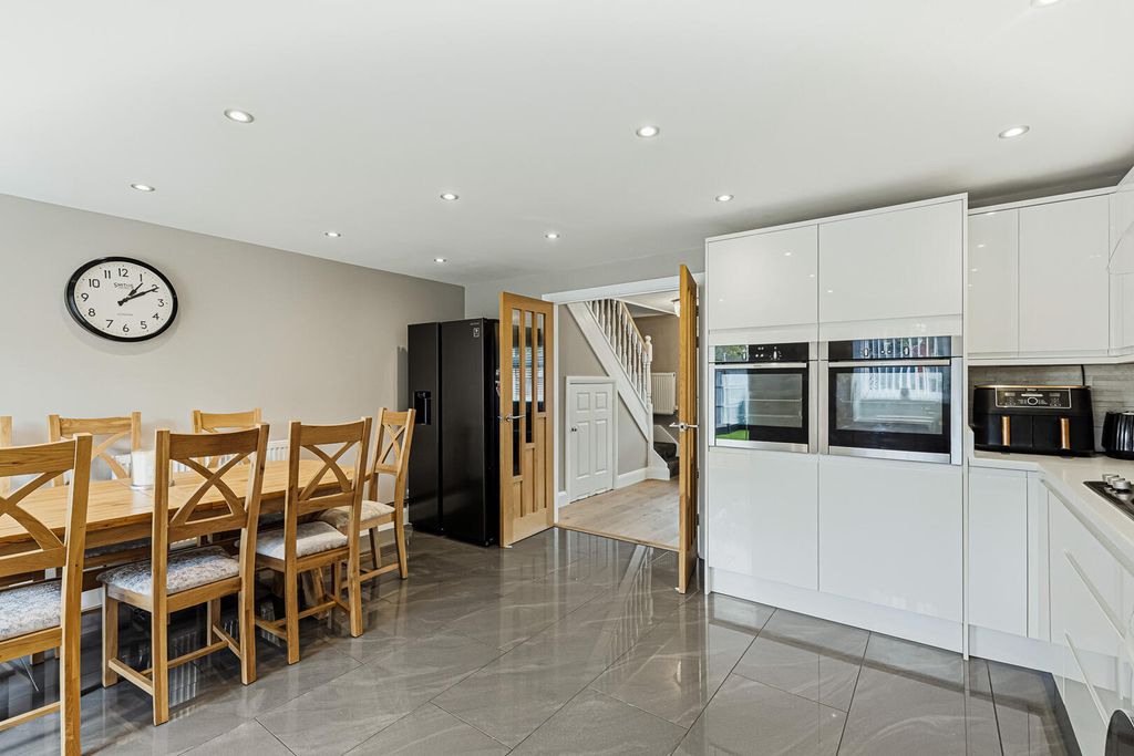 Property photo 2 of 19 Kitchen