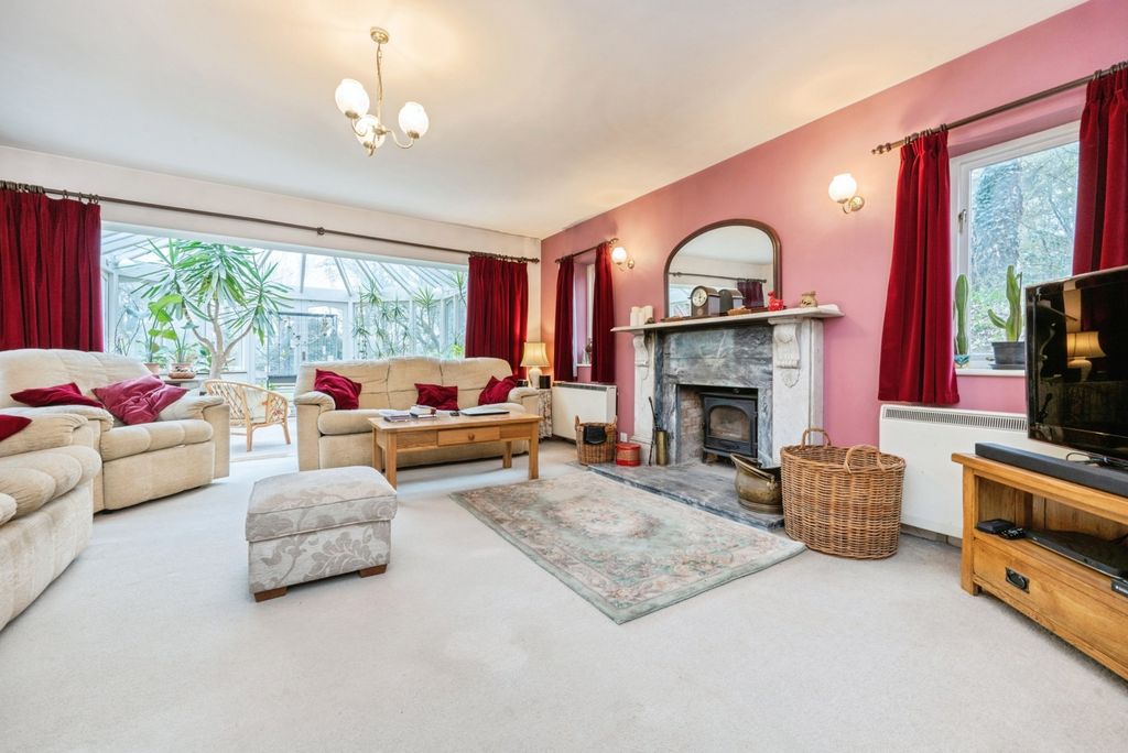 Property photo 3 of 26 Lounge