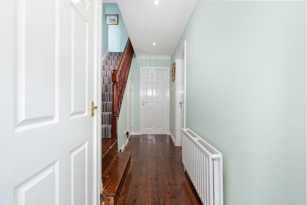 Property photo 2 of 26 26 Meadow Crescent