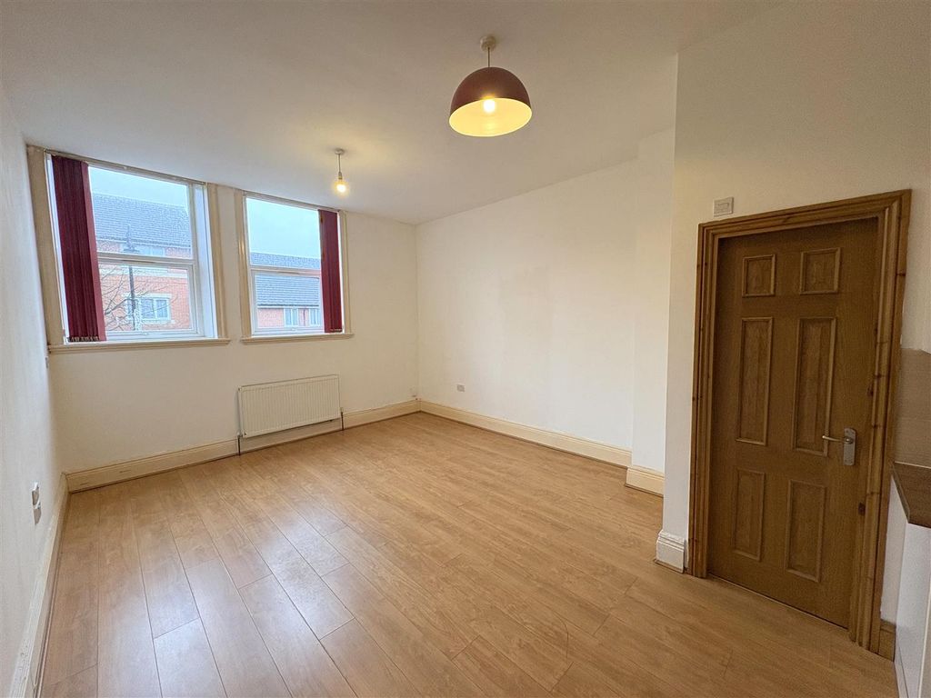 Property photo 2 of 6 Living/Dinning/Bedroom Area