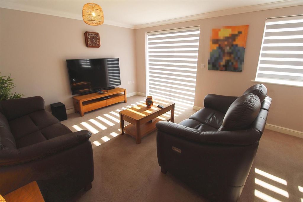 Property photo 2 of 18 Lounge
