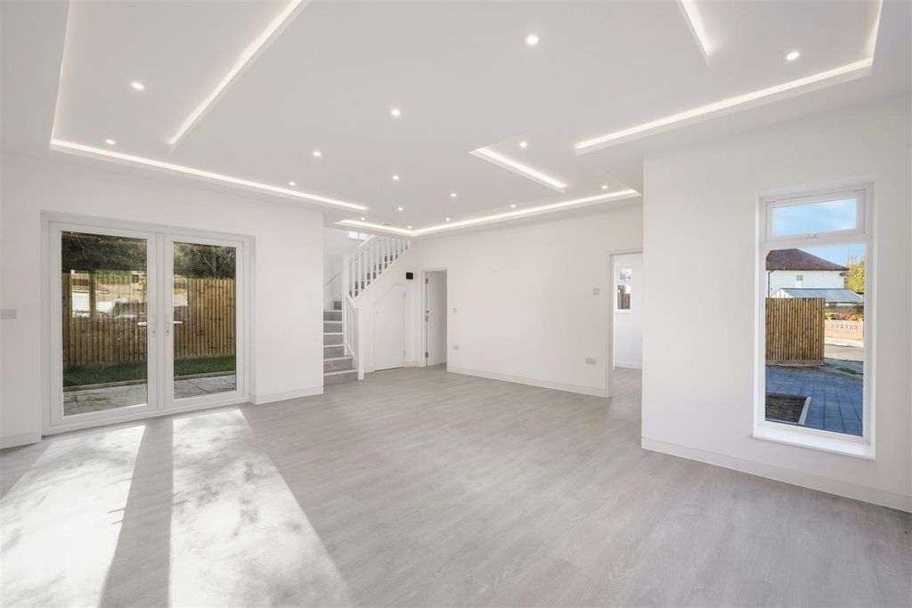 Property photo 1 of 14 2B Hollycroft Avenue Wembley Ha9 8Lf - 010.Jpg