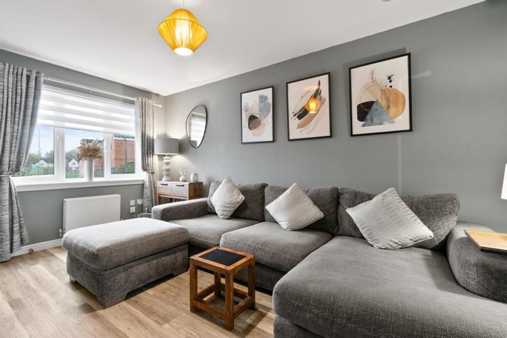 Property photo 2 of 28