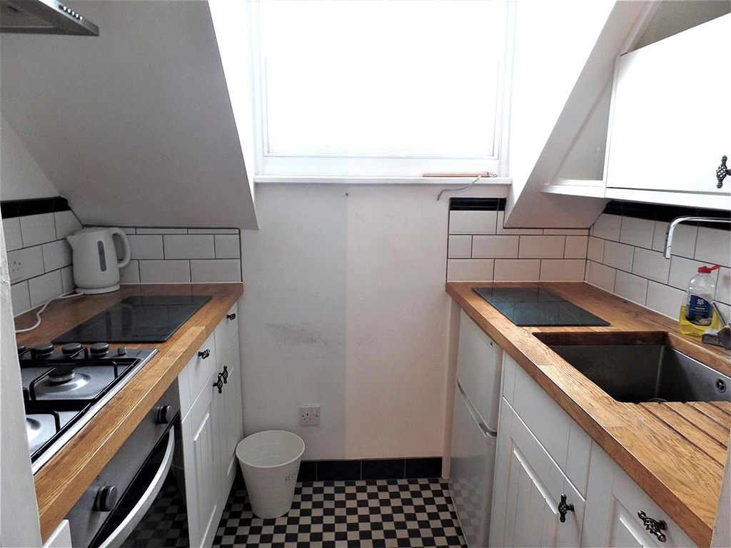 Property photo 3 of 8 Kitchen 20 Uprg.Jpg