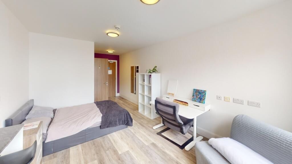 Property photo 1 of 5 This Spacious Double Bedroom Features Modern Furni...