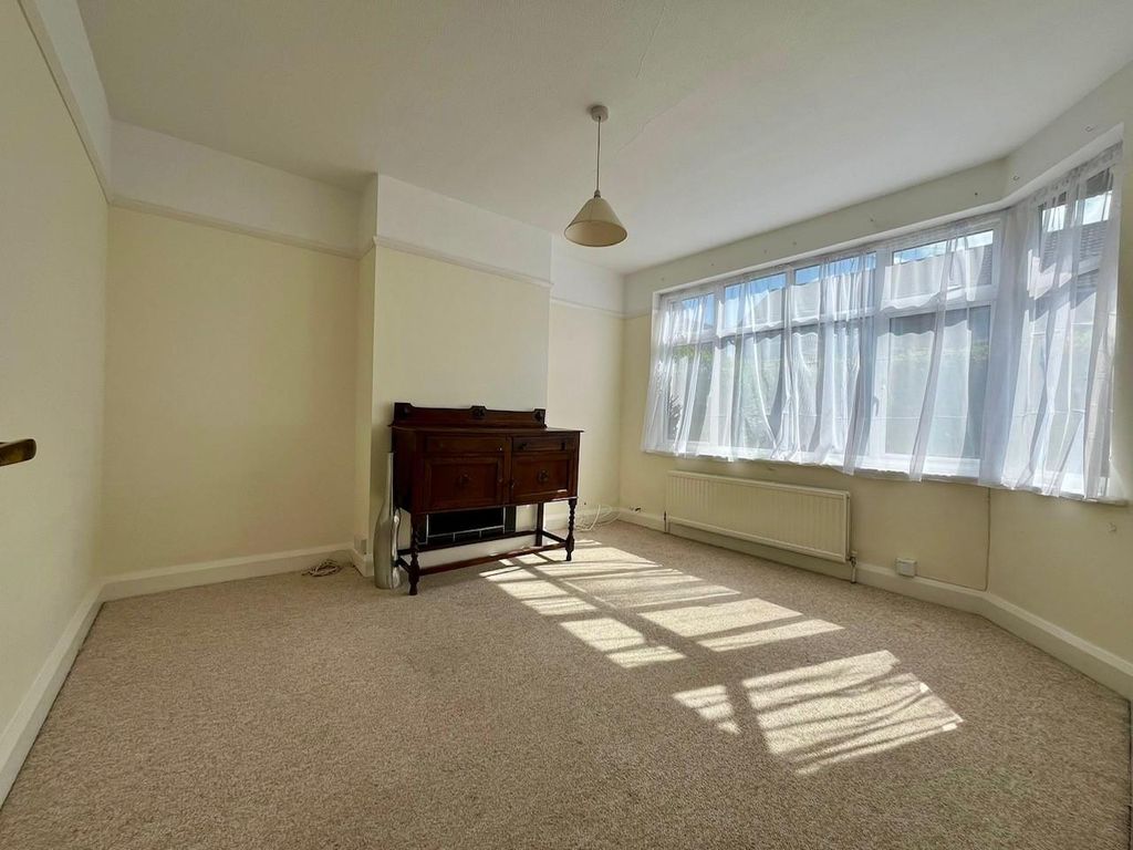 Property photo 2 of 10 Lounge