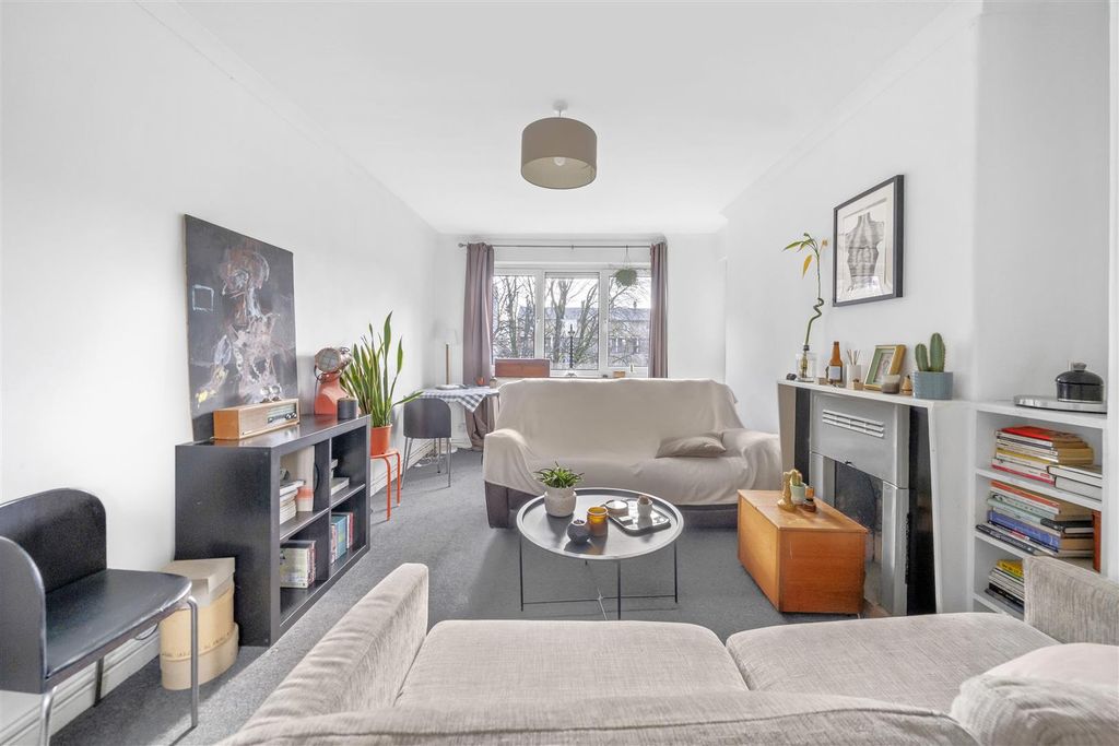 Property photo 3 of 11 Reception