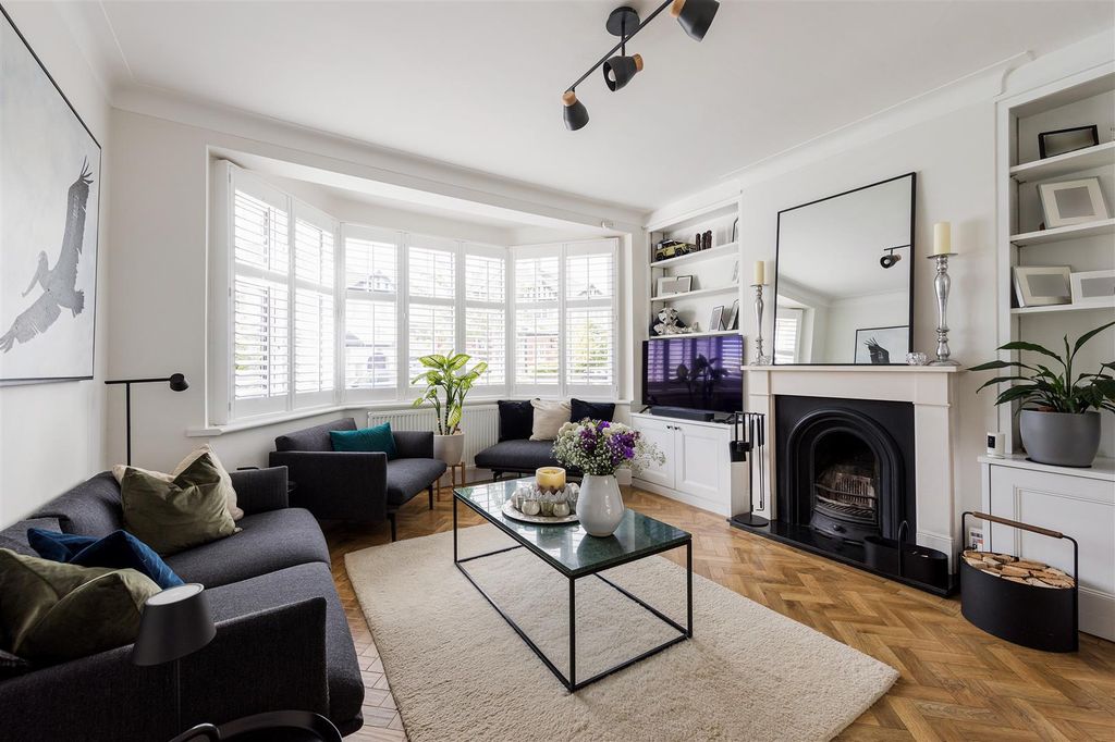 Property photo 2 of 30 Essex Road, E4