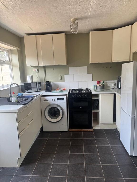Property photo 3 of 11 Kitchen