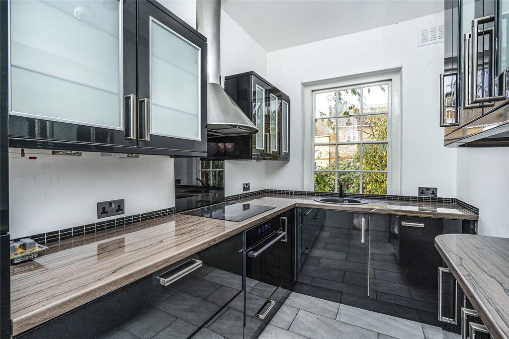 Property photo 3 of 19 Kitchen