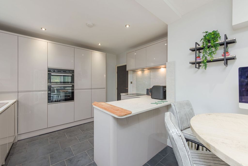 Property photo 1 of 28