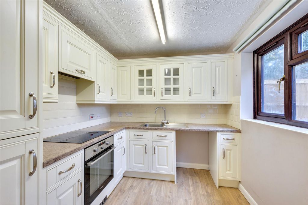 Property photo 3 of 10 Kitchen