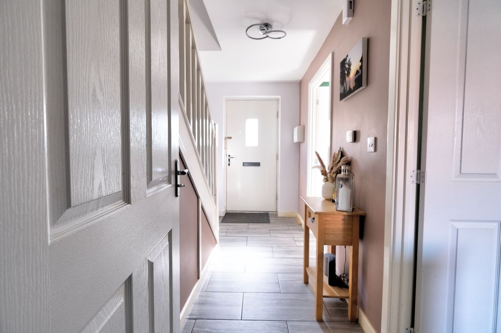 Property photo 2 of 19 Hallway