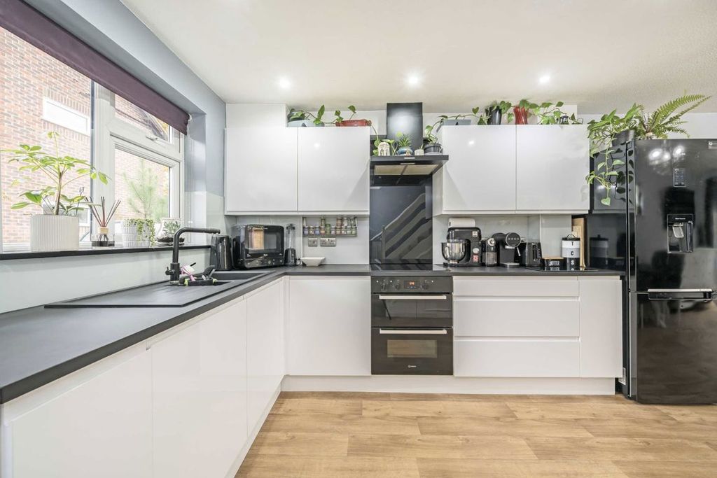 Property photo 3 of 5