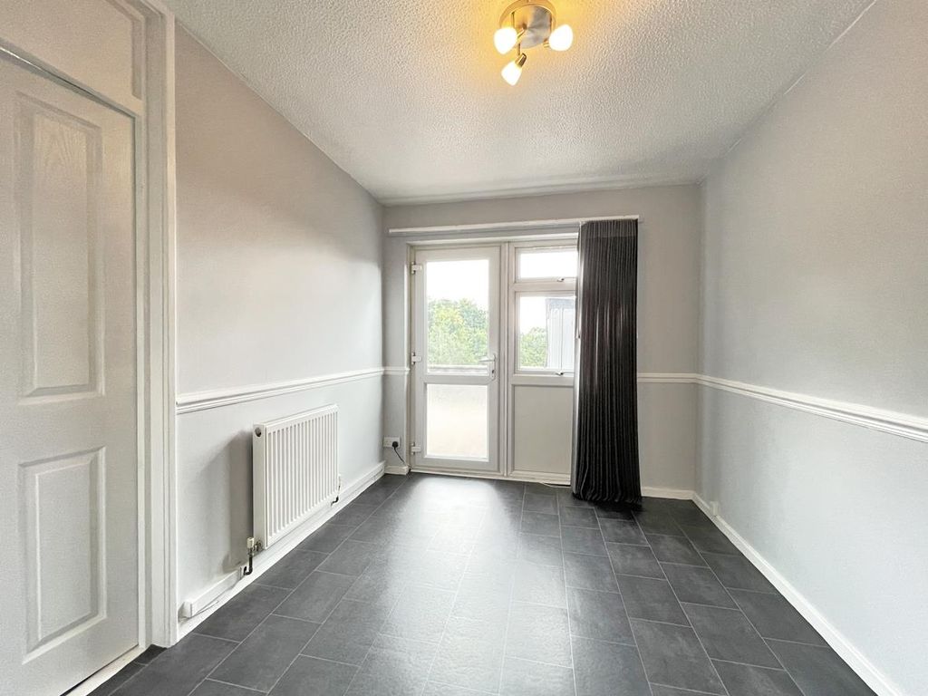 Property photo 3 of 12 Bourne Close 27 - Dining.Jpg