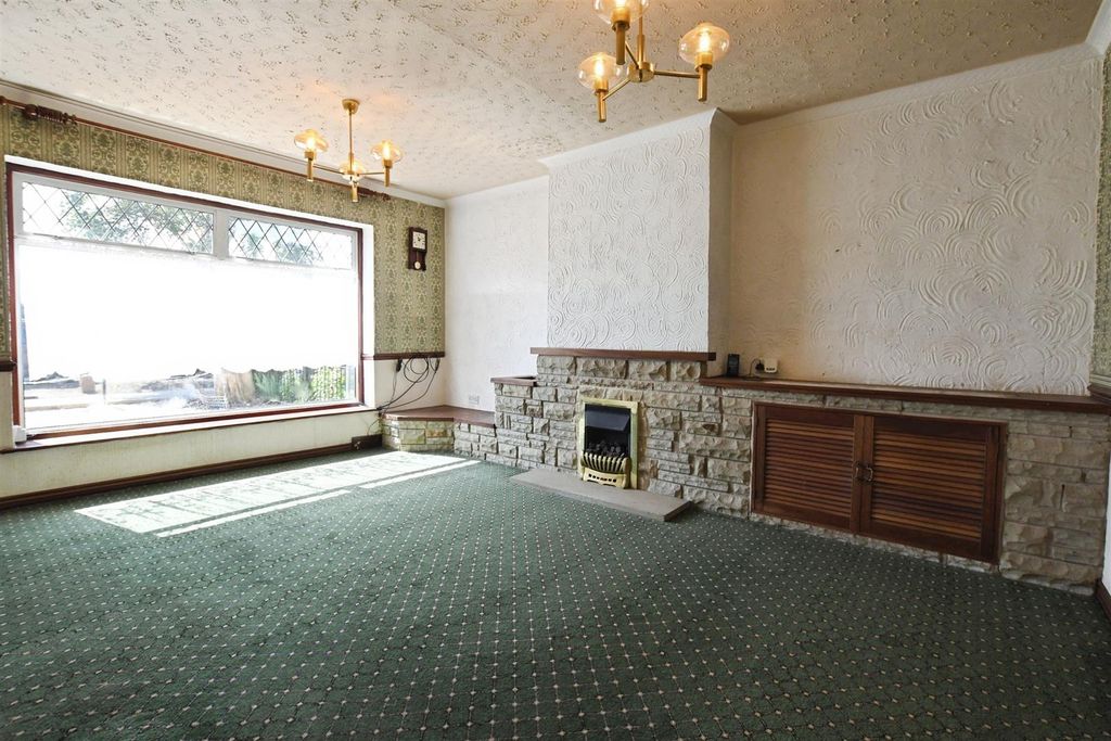 Property photo 2 of 16 Lounge