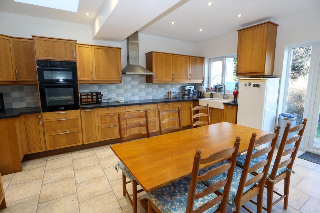 Property photo 3 of 19 Kitchen